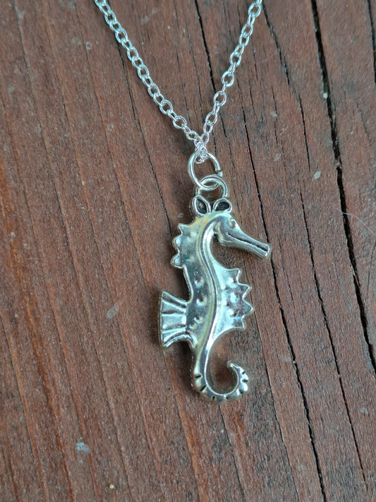 Halskette mit Seepferdchen - Anhänger